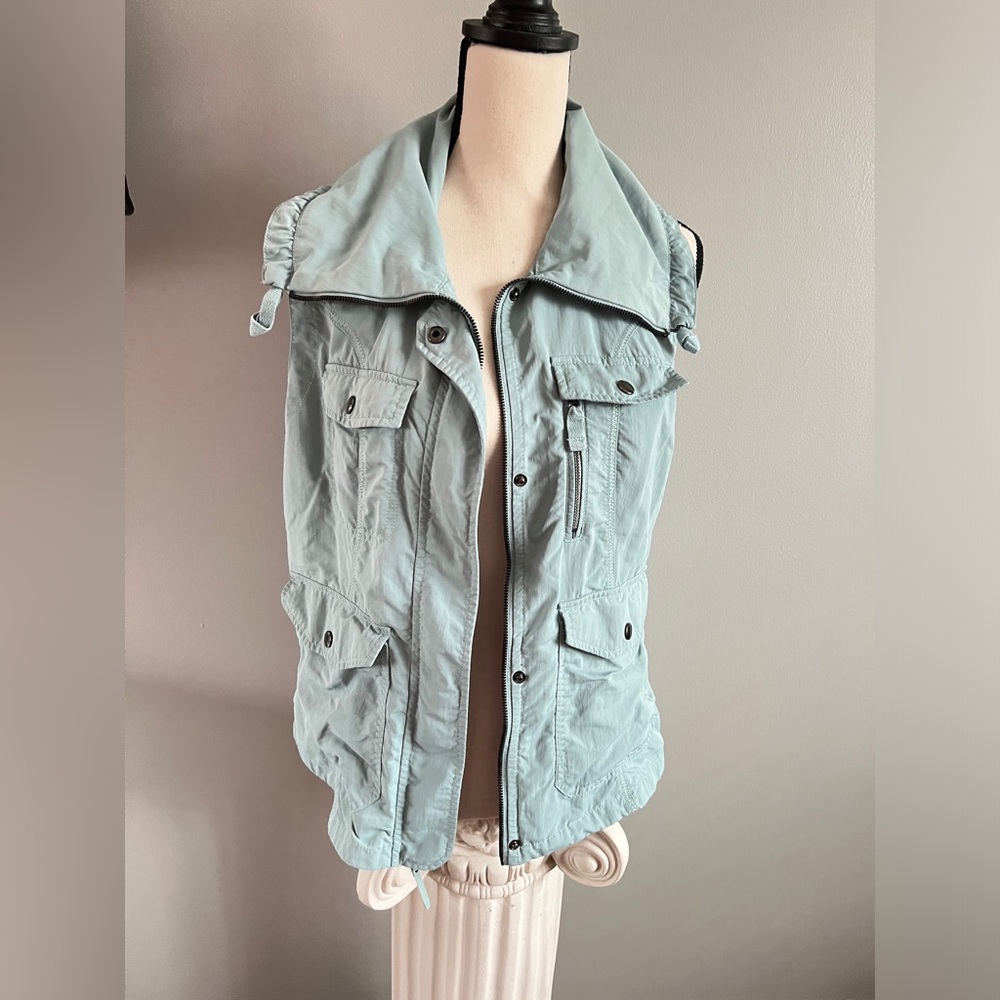 Women's Light Blue Sleeveless Jacket utility pockets